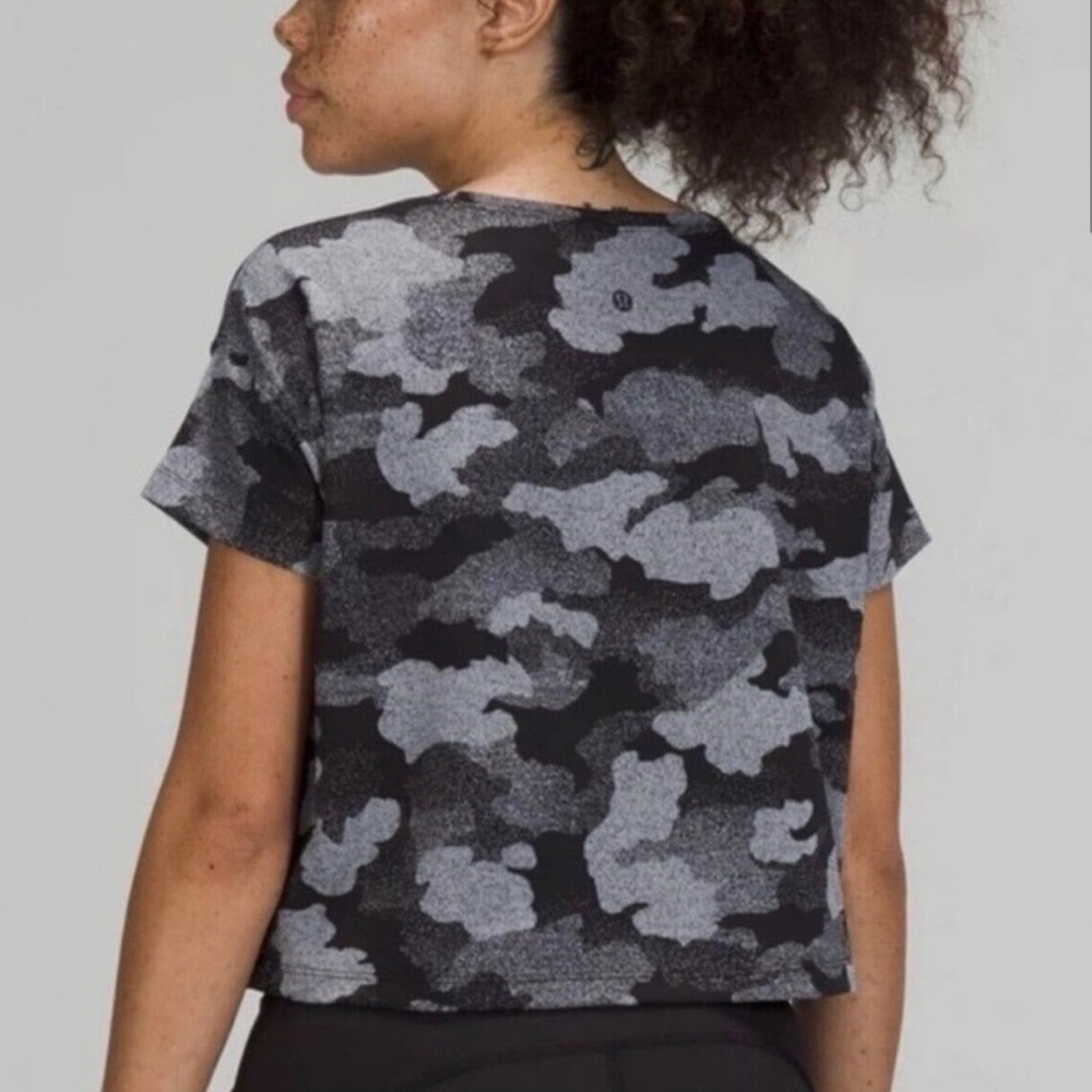 Lululemon Black Heritage Speckle Camo Print Cates Tee Short Sleeve
Cropped Top